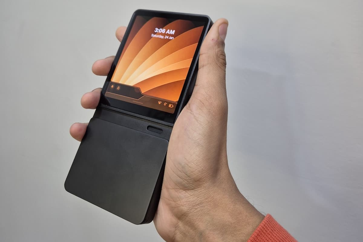 Black Comet showing home screen